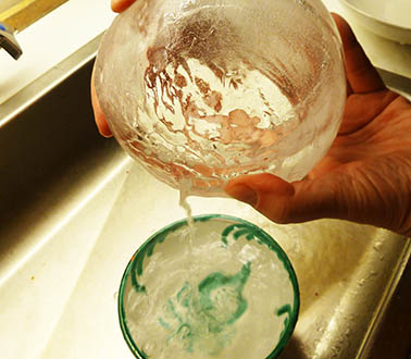 emptying the ice ball for water